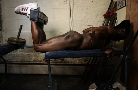 Ebony bodybuilder displays her totally ripped body during a nude workout