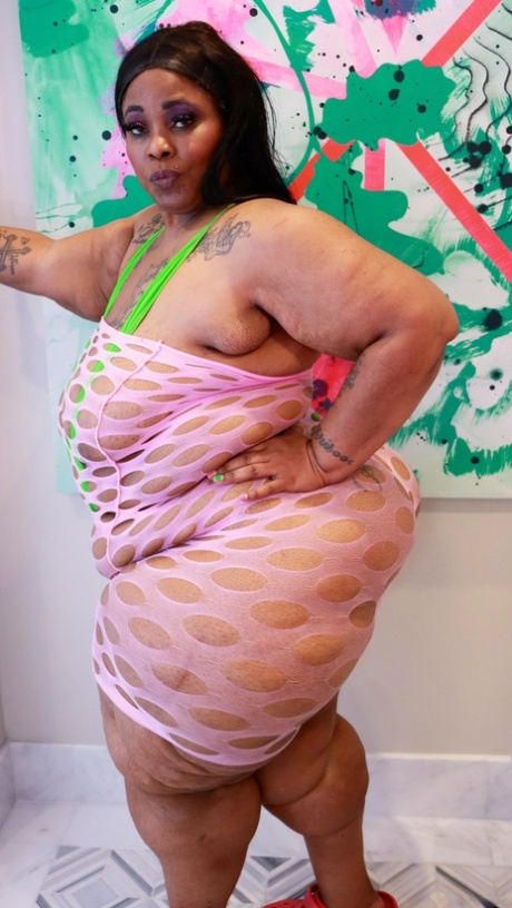 Obese black woman Simone Thyke works her huge ass during SFW action
