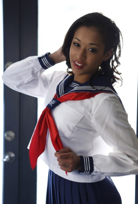 Cosplayer Skin Diamond opens her legs wide for a deep fuck & takes a cumshot