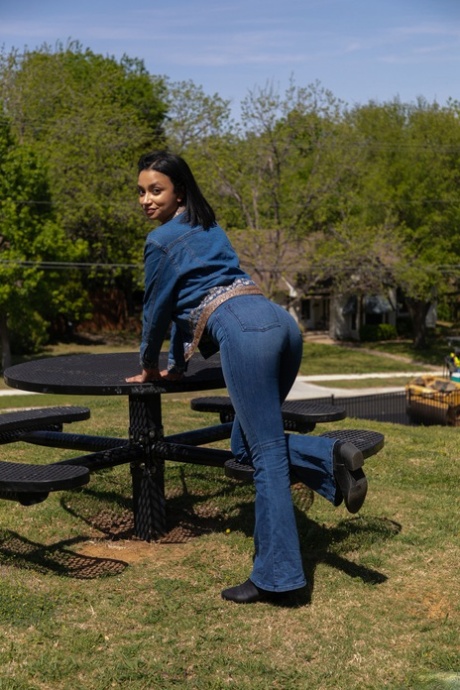 Hot babe Wynona Gibbs shows her sexy body in lingerie after teasing in jeans