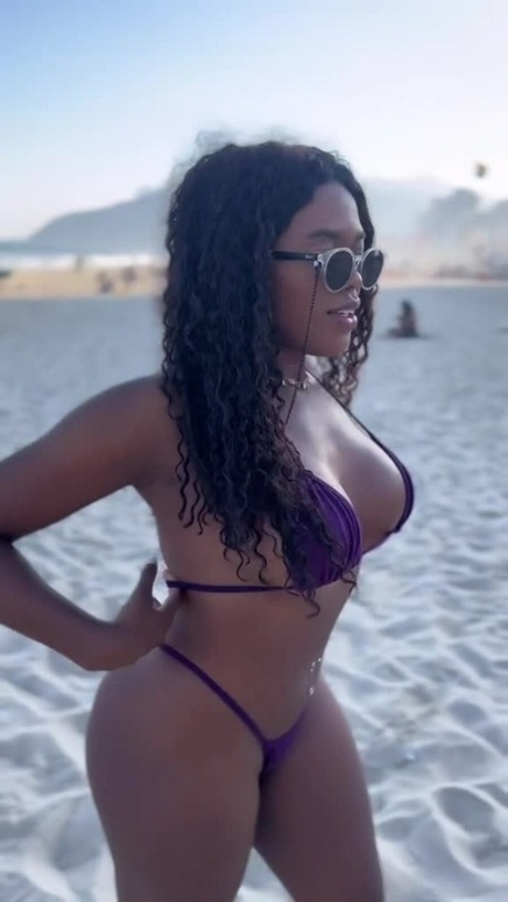 Amateur Latina Luana flaunts her incredibly round bubble butt on the beach