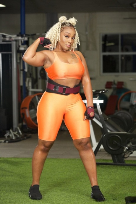 Blonde ebony Mimi Curvaceous shows her bubble bum while riding a dick
